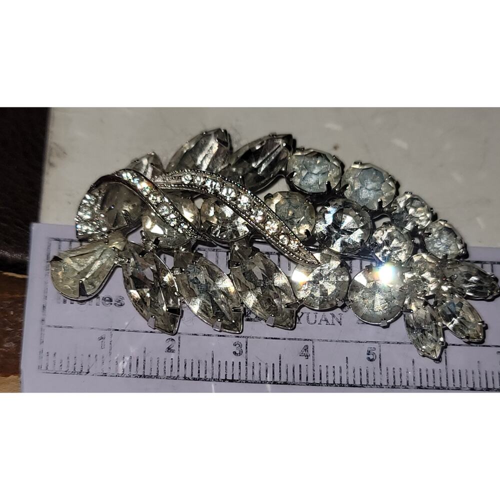 Vintage Silver-tone Leaf Style Brooch w/ Clear Chaton & Marquise Rhinestones - Picture 4 of 14